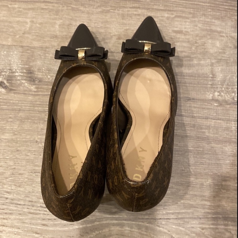 EUC DKNY Pointed Toe With Logo Heels, Size 8 / 38.5 Euro Brown with bow - Picture 7 of 14